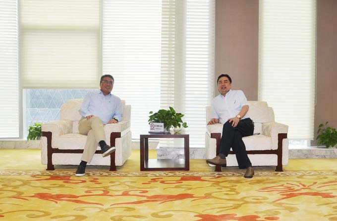 1474609032258072.jpg 赵振元同志与上海宝冶集团董事长王石磊在24楼锦江厅热情交谈.jpg