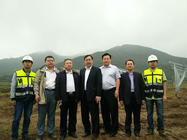 1492483992117001.jpg 1-2 赵振元在工地与大家一起合影.jpg