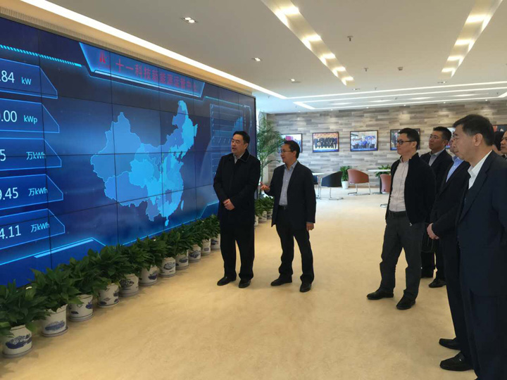 1493792210775722.jpg 1.余才志向赵振元同志讲解运管中心情况.jpg