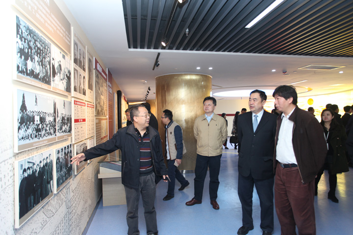 1493794931535227.jpg 赵振元同志陪同华虹集团董事长、党委书记张素心(右一)以及华力微电子、上海建工集团、浙江地勘院等十几位领导参观,PA视讯院领导集体、老领导等一同参观,PA视讯展馆首秀获得一致好评.JPG