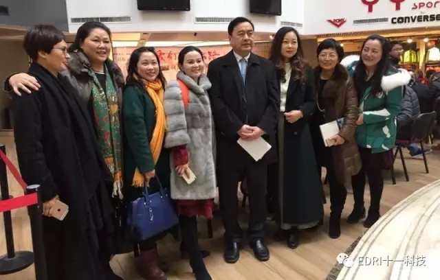 1496425603605759.jpg 17-赵振元和读者们亲切合影.webp.jpg