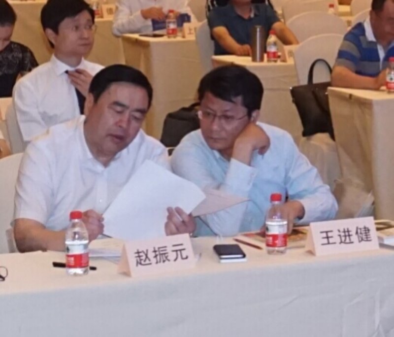 7-赵振元同志与王副市长亲切交谈.jpg
