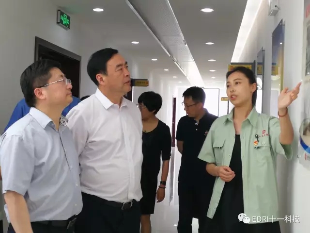 1496428552939257.jpg 7-赵振元、孙鸿伟及会议代表参观江苏太极文化墙.jpg