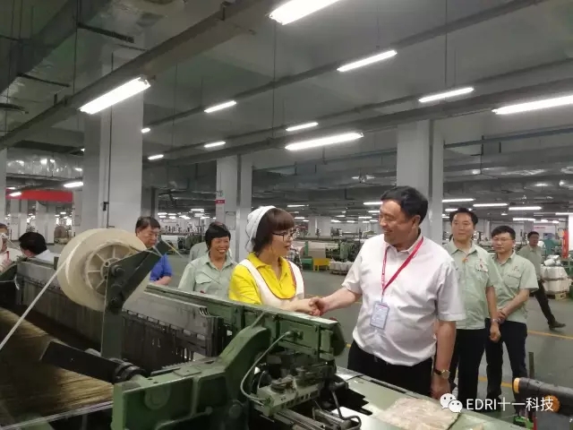 1496428620112802.jpg 10-赵振元与车间职工亲切握手.jpg