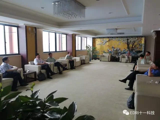 1496428681992188.jpg 12-赵振元与部分代表交流.jpg