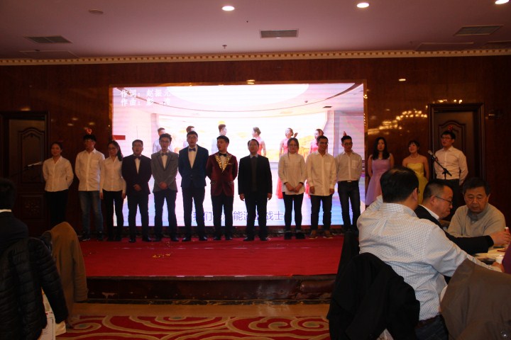 1496471995140977.jpg 18-余才志同志带领演唱新能源之歌.jpg