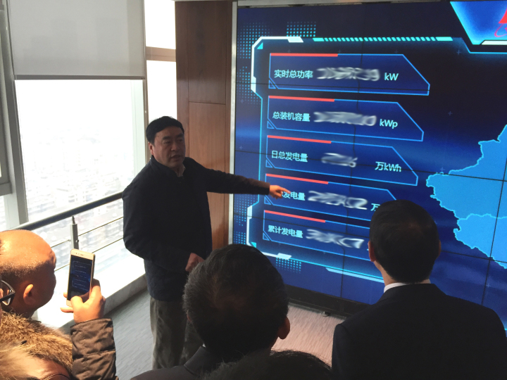 1496475217491952.jpg 7-赵振元同志带领与会干部现场观摩“PA视讯新能源运管中心”.jpg