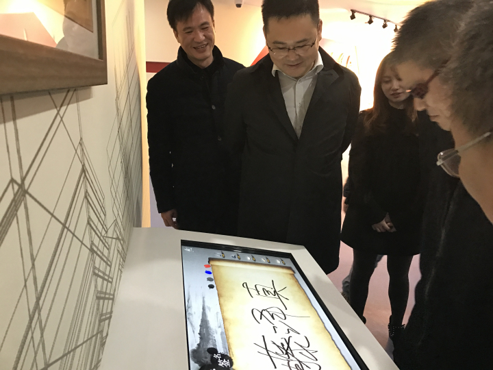 1496478480252744.jpg 2-客人参观PA视讯院史馆2.jpg