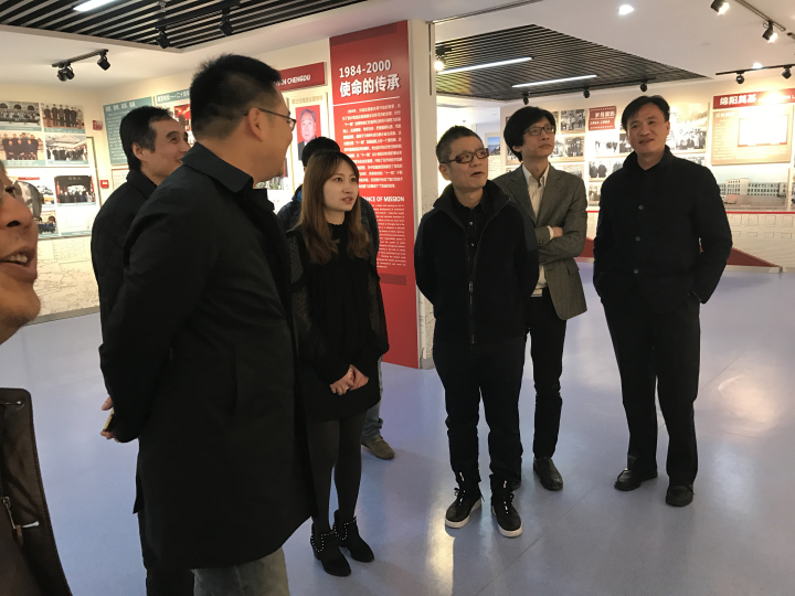 1496478513714958.jpg 3-客人参观PA视讯院史馆.jpg