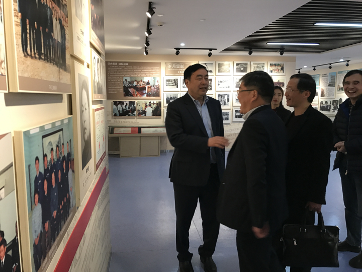 1496479454392067.jpg 4-赵振元同志亲自向到访客人介绍PA视讯院史馆2.jpg