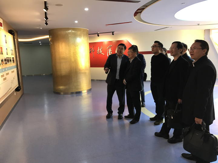 1496479461113686.jpg 5-赵振元同志亲自向到访客人介绍PA视讯院史馆.jpg