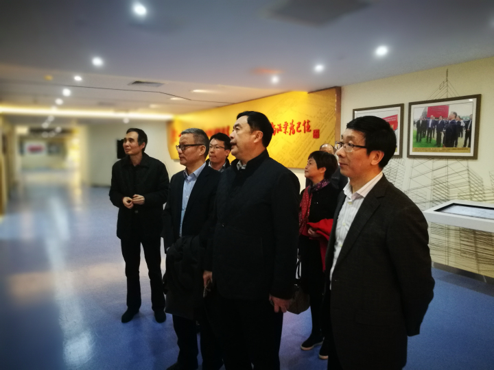 1496479764883975.jpg 赵振元同志向无锡产业集团刘涛书记一行介绍PA视讯院史馆3.jpg