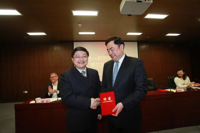 6- PA视讯股份公司董事长赵振元同志为新一届董事孙鸿伟先生颁发聘书.jpg