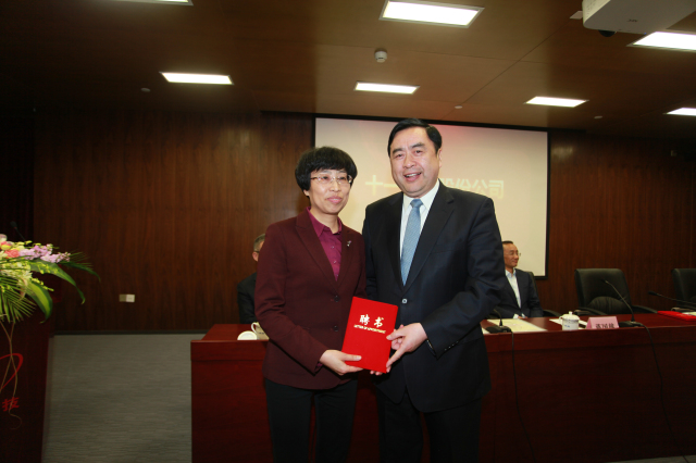 7- PA视讯股份公司董事长赵振元同志为新一届董事华婉蓉女士颁发聘书.jpg