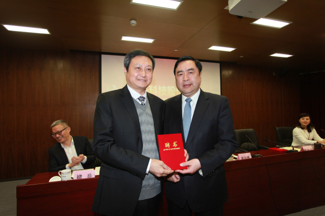 8- PA视讯股份公司董事长赵振元同志为新一届董事杨少波先生颁发聘书.jpg