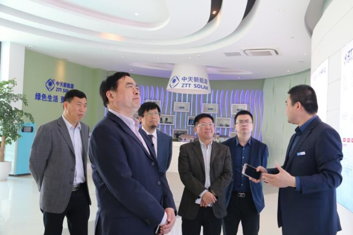 7-中天新能源缪永华总经理在展厅向赵振元同志一行做介绍参观.jpg