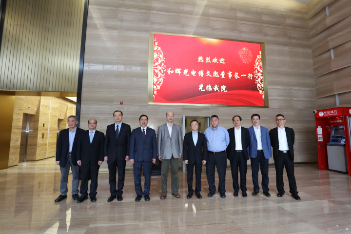 2-赵振元董事长、白焰高级副院长与傅文彪董事长、卞家骏总裁一行亲切合影.jpg