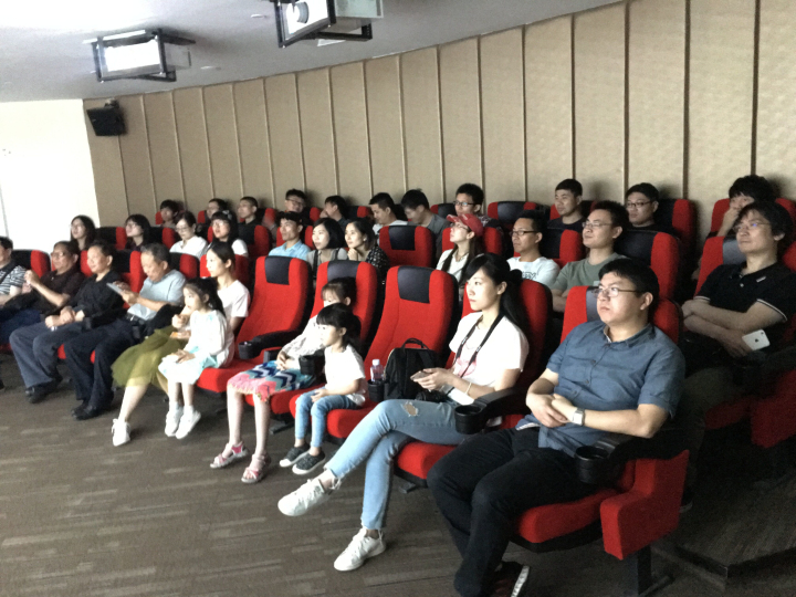 1496510873711677.jpg 3-杭州分院干部员工在展馆放映厅观看PA视讯宣传片.jpg