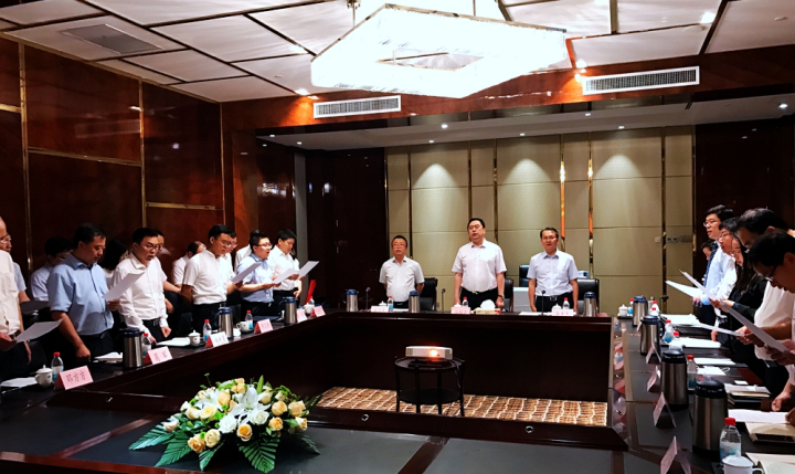 1496513047102546.jpg 2-全体干部齐唱院歌《我们是一家人》.jpg