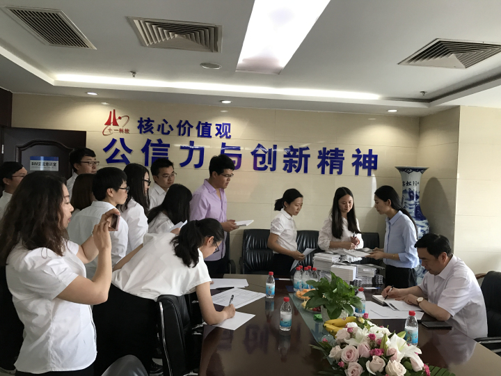 1496513141695733.jpg 6-赵振元同志为分院干部签名赠书.jpg